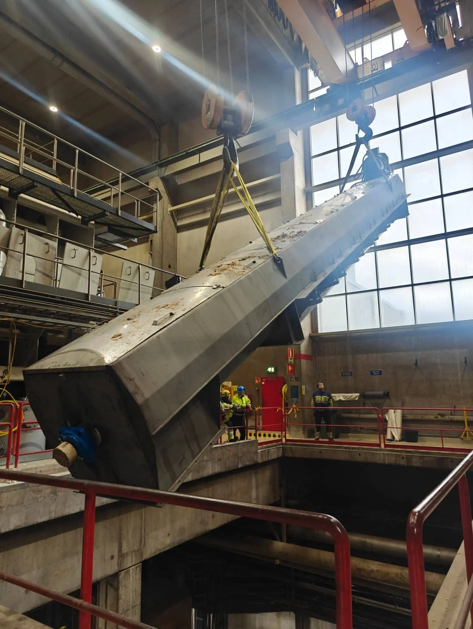 Haalaustyöt, Pesupuristimen ruuvin paikalleen nosto.