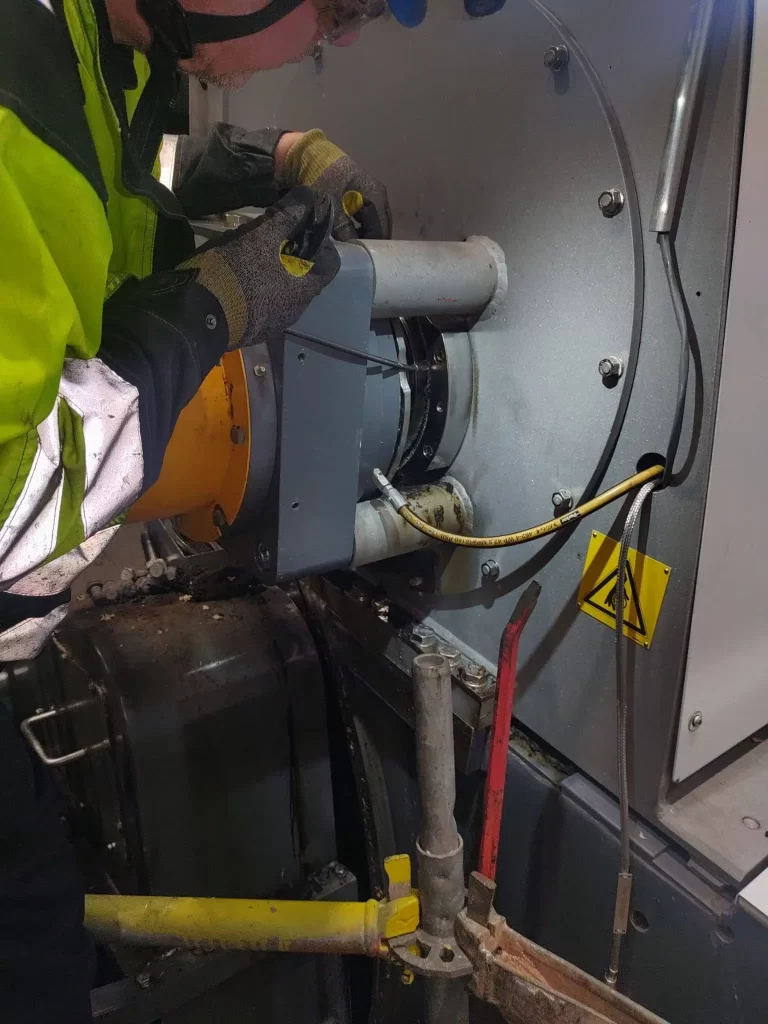 Tiivisten vaihtoa teollisuudessa.