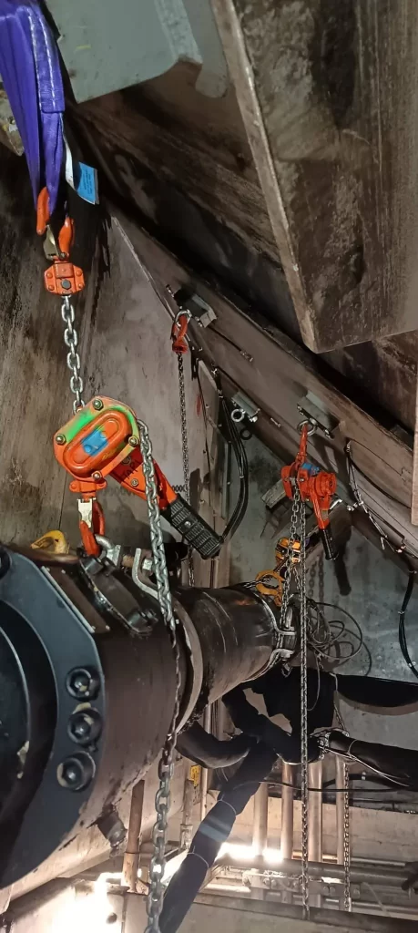 Teollisuuden laitehuoltoihin kuuluu sylinterin vaihtotyö.