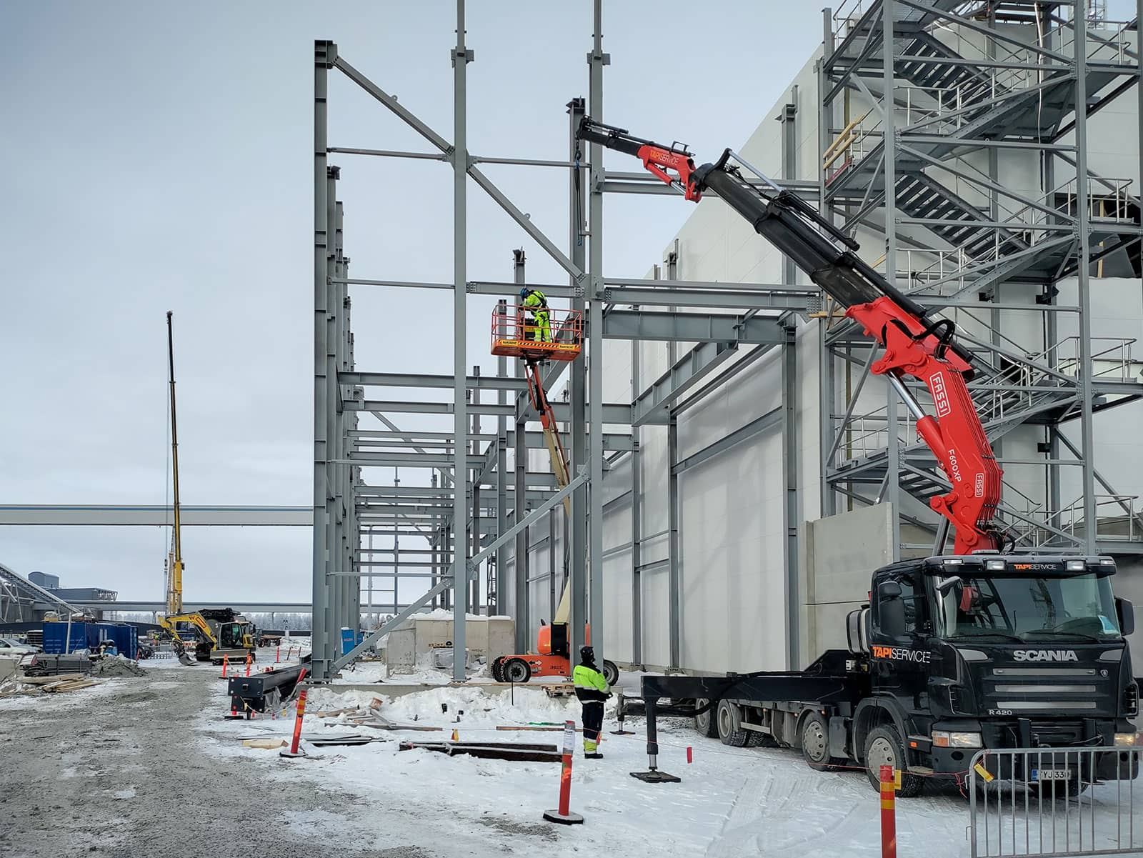 Stålkonstruktioner och installation av stålkonstruktioner på industriområden.
